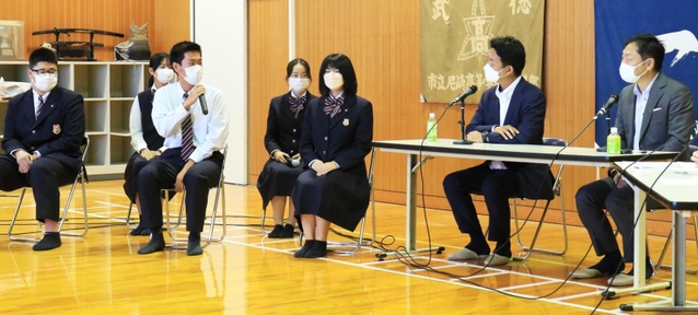 尼崎市長選の立候補予定者に質問する高校生ら＝尼崎市立尼崎高校（撮影・斎藤雅志）