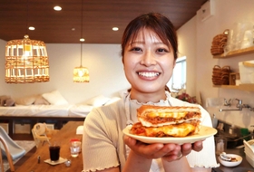サンドイッチ店を営む白川真奈さん＝尼崎市稲葉荘２