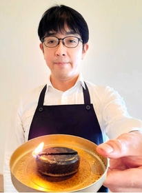 吉田浩之さんが使用済みのコーヒー粉末を再利用して開発した着火剤＝宝塚市逆瀬川２