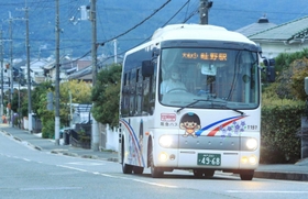 住宅街を運行する循環バス＝川西市の大和団地（撮影・斎藤雅志）