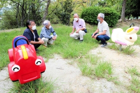 自治会の会費で遊具を設置した大和団地の役員たち＝川西市大和西２