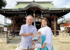 「お神楽マルシェ」を開く戸ノ内素盞嗚神社の豊島悦子宮司と山口昇次さん＝尼崎市戸ノ内町２