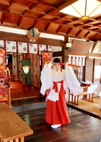 神社に伝わる浪速神楽（貸川雅隆さん撮影）