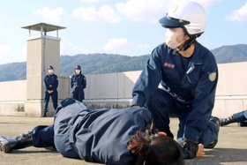 負傷者の安否を確認する署員ら＝芦屋署