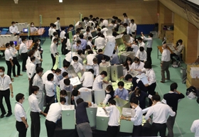 川西市長、市議選挙の開票作業をする職員＝１６日午後、川西市向陽台１、川西市市民体育館
