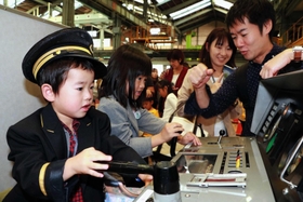 過去のイベントで模擬運転体験を楽しむ子ども＝阪神電車尼崎車庫
