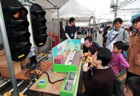 過去のイベントで信号の操作体験をする子どもたち＝阪神電車尼崎車庫
