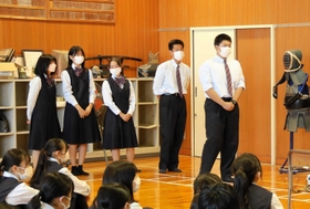 模擬ミーティングで質問をする高校生＝市立尼崎高