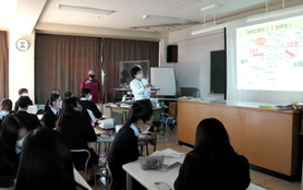 市職員から、現在の尼崎市の課題や目指すまちの姿について学ぶ生徒ら＝県立尼崎小田高