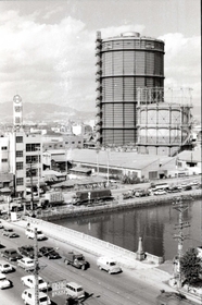 「尼崎のランドマーク」と呼ばれたガスタンク＝１９６８年（尼崎市立地域研究史料館提供）