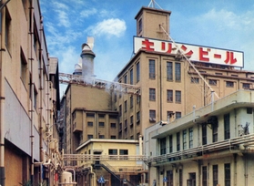 １９７０年代に撮影された「キリンビール尼崎工場」外観＝尼崎市潮江１