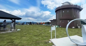 芝生化された猪名川天文台の周辺＝猪名川町柏原（町提供）