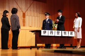 伊丹署に相談しに来たスナック店長と工場事務員に警察官が対応する場面＝伊丹アイフォニックホール