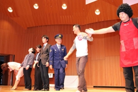 寸劇を終えて観客にあいさつする警察官たち＝伊丹アイフォニックホール