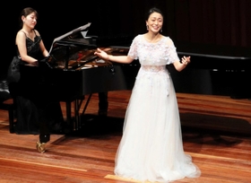 歌声を響かせる李雅心さん（右）とピアニストの森重美千香さん＝県立芸術文化センター