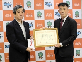 幼稚園バスの安全装置の設置に役立ててもらおうと１千万円を寄付した「ゼロプラス」の大場正樹社長（右）＝伊丹市役所