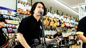 力強く歌う長見祐輔さん（ブックオフホールディングス提供）