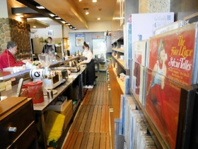 入り口横にレコードが並ぶジャズ喫茶「ベイシー」＝尼崎市長洲本通１
