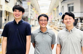 オリコムの（左から）白崎友朗さん、柏木洸一さん、杉原竜太さん＝尼崎市建家町（提供）