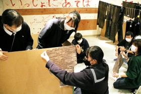 お化け屋敷の準備を進める中高生や大学生ら＝旧小田地区会館