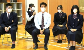 尼崎市長選の立候補予定者に質問する高校生＝尼崎市立尼崎高校（撮影・斎藤雅志）