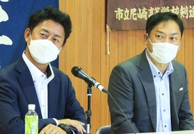 高校生の質問に耳を傾ける尼崎市長選の立候補予定者＝尼崎市立尼崎高校（撮影・斎藤雅志）