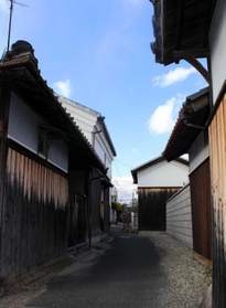 昔の薫り漂う白壁屋敷が並ぶ＝尼崎市猪名寺１