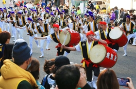 沿道を埋めた観衆に勇壮なエイサーを披露する「琉鼓会」のメンバーら＝尼崎市戸ノ内町６（撮影・斎藤雅志）