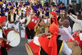 最後は観客も一緒に踊って盛り上げた＝尼崎市戸ノ内町６（撮影・斎藤雅志）