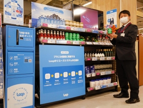 再利用可能な容器で販売し、容器を回収してまた使うシステム「Ｌｏｏｐ」を紹介する売り場＝西宮市甲子園高潮町
