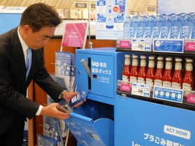 再利用可能な容器で販売し、容器を回収してまた使うシステム「Ｌｏｏｐ」を紹介する売り場＝西宮市甲子園高潮町