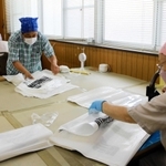 袋の組み立てなどの軽作業も、驚くほどの速さで進めていく＝尼崎市久々知２