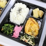 この日のメニューはかに玉と、栄養バランスを考えた野菜の副菜＝尼崎市久々知２