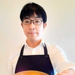 吉田浩之さんが使用済みのコーヒー粉末を再利用して開発した着火剤＝宝塚市逆瀬川２