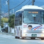 住宅街を運行する循環バス＝川西市の大和団地（撮影・斎藤雅志）