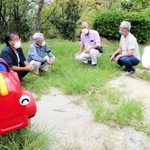 自治会の会費で遊具を設置した大和団地の役員たち＝川西市大和西２