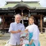 「お神楽マルシェ」を開く戸ノ内素盞嗚神社の豊島悦子宮司と山口昇次さん＝尼崎市戸ノ内町２