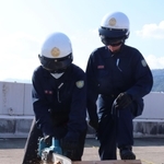 チェーンソーで障害物を切断する署員ら＝芦屋市公光町、芦屋署