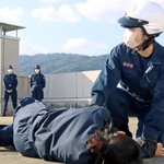 負傷者の安否を確認する署員ら＝芦屋署