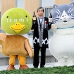 新庁舎で藤原保幸伊丹市長（中央）とたみまる（左）と記念撮影をするマル＝伊丹市役所