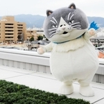 市街地を一望できる新庁舎３階屋上の緑地スペースに立つマル＝伊丹市役所