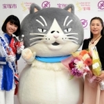 山崎晴恵宝塚市長（中央）とサファイアの御手洗菜々さん（左）と記念撮影をするマル＝宝塚市役所