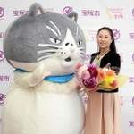 宝塚の市花「ダリア」をマルに贈呈する山崎晴恵市長＝宝塚市役所