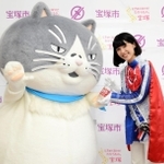 宝塚市観光大使リボンの騎士「サファイア」の御手洗菜々さんから炭酸水「ウィルキンソン　タンサン」をプレゼントされるマル＝宝塚市役所