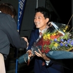 再選を確実にし、支援者から花束を受け取る越田謙治郞氏＝川西市小戸１（撮影・斎藤雅志）