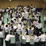 川西市長、市議選挙の開票作業をする職員＝１６日午後、川西市向陽台１、川西市市民体育館