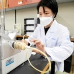 豆腐を用いた３Ｄプリンター用インクの研究に取り組む平原千聖さん＝西宮市池開町