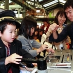 過去のイベントで模擬運転体験を楽しむ子ども＝阪神電車尼崎車庫