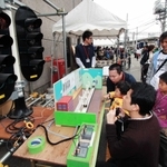 過去のイベントで信号の操作体験をする子どもたち＝阪神電車尼崎車庫