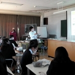 市職員から、現在の尼崎市の課題や目指すまちの姿について学ぶ生徒ら＝県立尼崎小田高